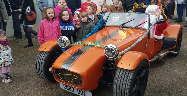 photo  regards émerveillés au moment de l’arrivée du père noël.  &copy;  le maine libre 