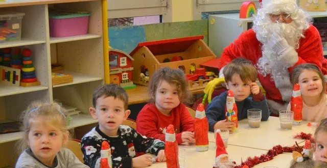 photo  les huit classes de l’école de la voutonne ont reçu la visite du père noël comme ici les petites sections de maternelle.  &copy;  le maine libre 