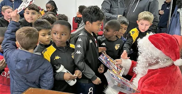 photo  le père noël a fait un passage éclair au club de foot mercredi, pour s’assurer que les jeunes joueurs ont été sages.  &copy;  le maine libre 