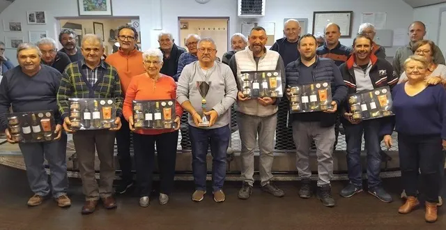 photo  le challenge des invités de la société des violettes a commencé le 26 septembre pour s’achever le 7 décembre. 70 équipes (soit 210 joueurs) y ont participé. après avoir éliminé frédéric desveaux, roger caillaud et raymond guyet 10 à 9, jean-pierre desveaux, michèle taugourdeau et albert leblé se sont imposés en finale 12 à 6 face à teddy letourneau, johan neau et guillaume virieux. ces derniers avaient battu édouard rabouin, andré et thomas leblé 10 à 7 dans l’autre demi-finale. les récompenses ont été distribuées par le président jean-pierre boislève. l’assemblée générale se déroulera le 8 février et le challenge un homme, une femme commencera fin février.  &copy;  co 