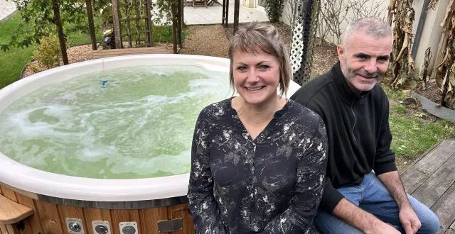 photo  céline et alexandre ont déjà commencé à effectuer des travaux, comme ici avec l’installation d’un bain nordique.  &copy;  le maine libre 