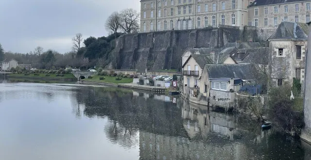 photo  le château, l’un des deux monuments inscrits ou classés à sablé, avec le tour des remparts.  &copy;  le maine libre 