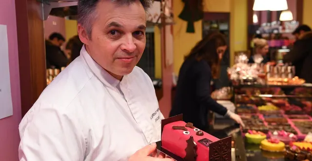 photo  angers. laurent petit s’est remis dans le rush de la production quotidienne, les bûches de noël actuellement.  &copy;  archives co laurent combet 