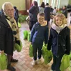 photo  bernadette accompagnée de marina et jules prennent les sacs qui seront distribués sur un parcours bien défini dans la campagne de luché-pringé (sarthe). 