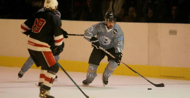 photo  niort, patinoire réné-gaillard, samedi. les niortais n’ont pas laissé de chance à angers.  &copy;  co – christophe bernard 