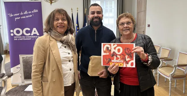 photo  blandine affagard, conseillère municipale et présidente de l’oca, et wicem, gérant de loko riko avenue du général-leclerc, remettent un lot à pauline, venue à la place de sa belle-fille pauline.  &copy;  le maine libre 