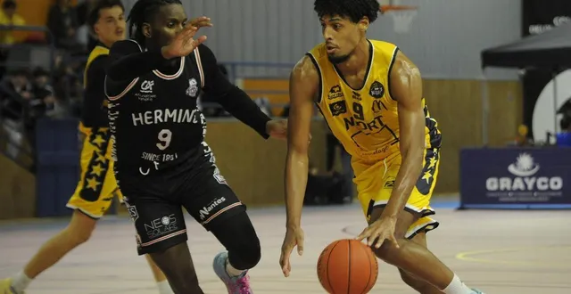 photo  samuel alekouey et les niortais se sont fait surprendre dans la dernière minute de jeu.  &copy;  co - christophe bernard 