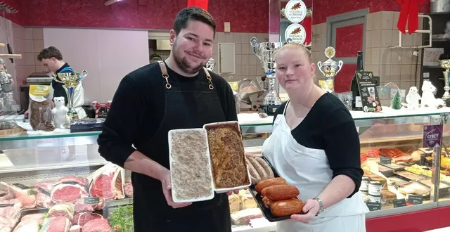 photo  maverick de ridder et sa compagne clara legrand présentant les produits primés au concours international des charcuteries à lyon.  &copy;  ouest-france 