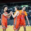 photo  swann penda, bastien grasshoff (mains dans les mains) et david simonovic (à droite) ont contribué au succès du msb face à gravelines/dunkerque en betclic elite. 