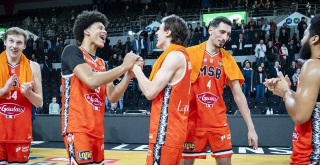photo  swann penda, bastien grasshoff (mains dans les mains) et david simonovic (à droite) ont contribué au succès du msb face à gravelines/dunkerque en betclic elite.  &copy;  dominique breugnot 