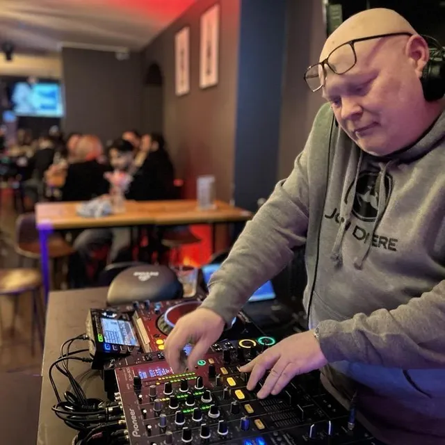 photo orel est un ancien du festival electro léo, dont le concept a inspiré ce before du cosmo. un hommage à nicolas viot, l’un des créateurs d’electro léo, décédé en novembre 2025, a été rendu au bebar.  ©  ouest-france