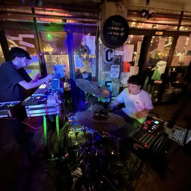 photo le duo ! azar azar ! a proposé un set de techno, avec batterie, très puissant à la barikade.  ©  ouest-france