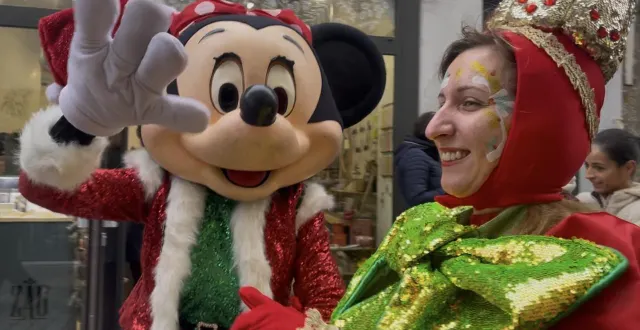 photo  mickey et minnie ont notamment animé les arcades rougé à cholet ce dimanche 21 décembre 2025.  &copy;  ouest-france 