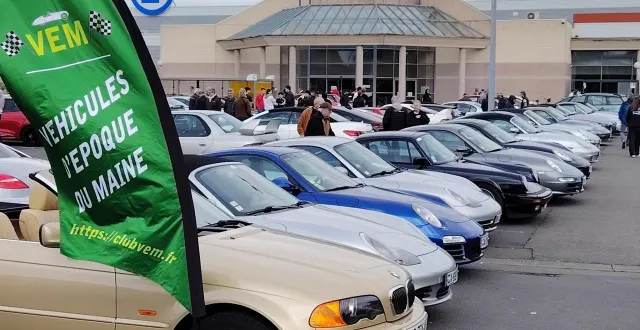 photo  chaque premier dimanche du mois, des centaines de voitures et motos se réunissent sur le parking des fontenelles, au mans. début janvier, un nouveau lieu de rendez-vous a été choisi.  &copy;  vem 