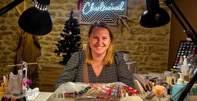 photo  charlène crosnier propose son activité de prothésiste ongulaire dans le salon de coiffure de julie sur occagnes  &copy;  ouest-france. 