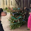 photo le sapin avait été décoré avec des enfants de la commune de louailles au début du mois de décembre.