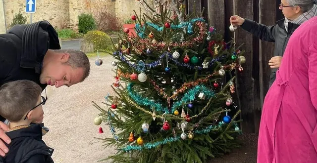 photo  le sapin avait été décoré avec des enfants de la commune de louailles au début du mois de décembre.  &copy;  mairie de louailles 