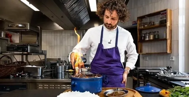 photo  romain zarazaga cuisine des produits locaux, ici, une recette de silure fumé au foin.  &copy;  romain zarazaga 