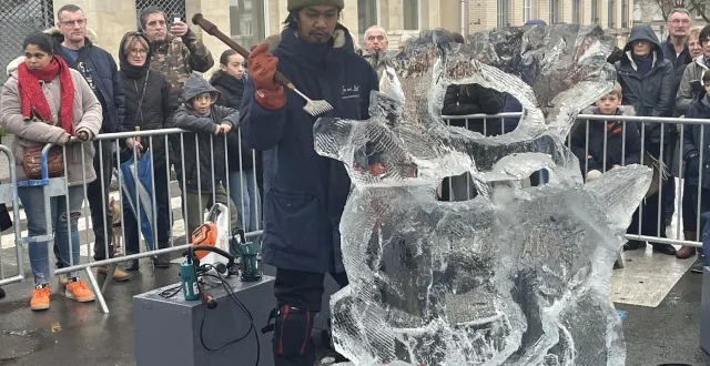 photo  un sculpteur a fait naître un renne depuis un bloc de glace…  &copy;  ouest-france 