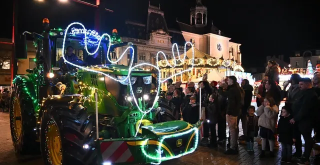 photo  une vingtaine de tracteurs décorés et illuminés ont traversé le centre-ville du mans ce dimanche soir.  &copy;  le maine libre – denis lambert 