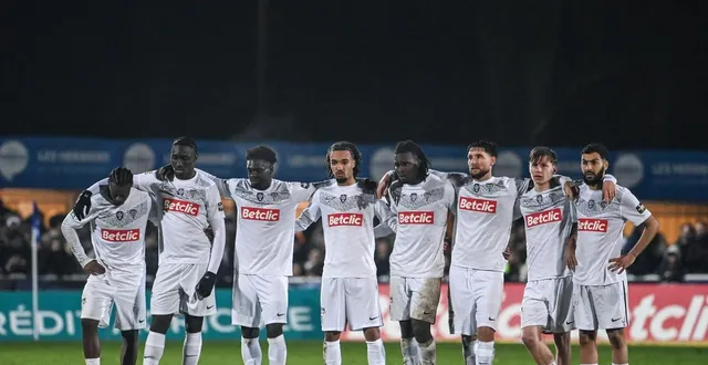 photo  les angevins lors de la séance des tirs au but qui a validé leur qualification aux herbiers.  &copy;  afp 
