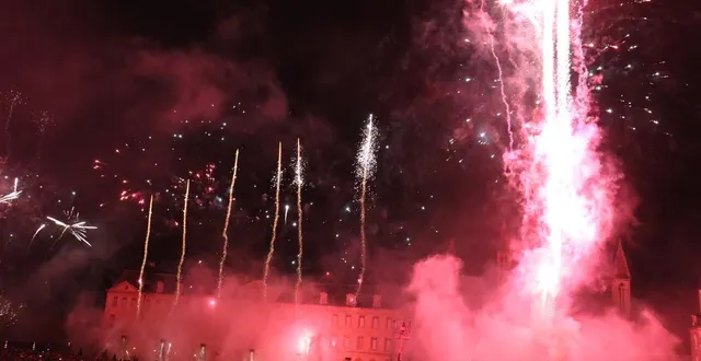 photo  le final du millénaire de caen a embrasé l’esplanade de l’hôtel de ville, dimanche soir.  &copy;  ouest-france 