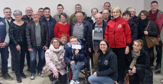 photo  raphaël, entouré de l’équipe de la margantinaise, montrant le chèque de 400 € récoltés pour l’achat de matériel adapté à sa maladie neurologique.  &copy;  ouest-france 