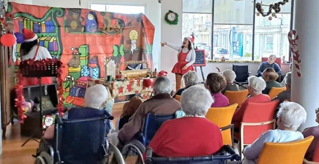 photo  ce mercredi, les résidents de l’ehpad pierre-wadier ont assisté à un spectacle de la compagnie les allumeurs de rêve, basée à mortagne-au-perche, aux côtés des enfants du personnel. le spectacle, mélange de magie, musique et conte, a enchanté les petits comme les grands. après le spectacle le père noël est venu leur apporter ses cadeaux, et l’après-midi s’est terminé sur un goûter festif.  &copy;  ouest-france 