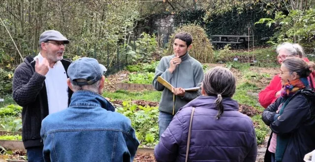 photo  samuel rebulard (à gauche), professeur agrégé et ingénieur agronome, était invité cet automne par sarah sekaly (au centre) pour une conférence visite sur la biodiversité.  &copy;  archives ouest-france 