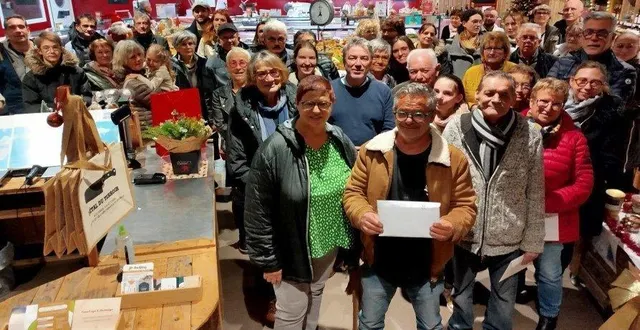 photo  le tirage au sort des gagnants du jeu de la quinzaine commerciale. au premier plan, le couple gagnant : isabelle adron et raphaël guillou.  &copy;  ouest-france 