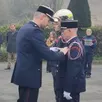 photo  le capitaine patrice leprêtre reçoit l’insigne chef de centre échelon argent pour cinq années de service à la tête du centre de la main du commandant hellary. 