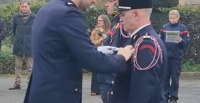 photo  le capitaine patrice leprêtre reçoit l’insigne chef de centre échelon argent pour cinq années de service à la tête du centre de la main du commandant hellary.  &copy;  ouest-france 