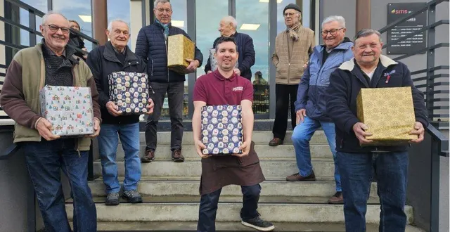 photo  le président lucien leroy (en arrière-plan an centre), entouré de quelques membres du bureau et du gérant l’entreprise sitis avant la distribution des colis de noël.  &copy;  ouest-france 