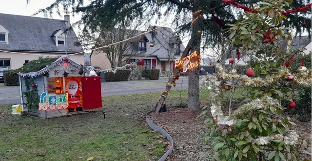 photo  depuis plusieurs années, les habitants du village des brûlons, à saint-sylvain-d’anjou, décorent et illuminent le terre-plein central de leur environnement. chacun y met du sien en apportant guirlandes et autres décorations afin de personnaliser leur lieu de vie et ainsi participer à leur manière aux festivités de noël.  &copy;  ouest-france 