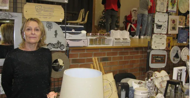 photo  il y avait beaucoup d’exposants. comme il est de tradition en cette fin d’année, le comité des fêtes a proposé son marché de noël à la salle mélusine et les exposants ont rempli la salle. samedi, dès 10 h, les badauds étaient déjà nombreux pour regarder et faire aussi des achats pour les fêtes. au cours de la journée, le père noël est venu en carriole afin de rencontrer les enfants et leur a proposé de poser pour une photo.  &copy;  ouest-france 
