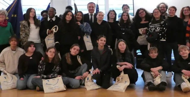 photo  lundi 15 décembre, cinq lycéens et deux professeures (à droite) d’imperia (italie) ont été reçus à la mairie, avec 16 élèves de 3e en option cinéma au collège jean-cocteau, dans le cadre des échanges erasmus. ils débuteront un court-métrage sur une jeune découvrant ses origines de migrants italiens. des collégiens iront en italie, fin mars, pour l’achever.  &copy;  ouest-france 