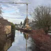 photo la grue est restée en action une bonne partie de la matinée afin d’enlever la passerelle située entre l’impasse tafforeau et le quai d’huisne.