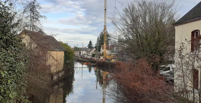photo  la grue est restée en action une bonne partie de la matinée afin d’enlever la passerelle située entre l’impasse tafforeau et le quai d’huisne.  &copy;  ouest-france 