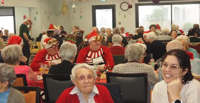 photo  les habitants de la résidence autonomie le village du parcétaient en fête mercredi 17 décembre.  &copy;  co 