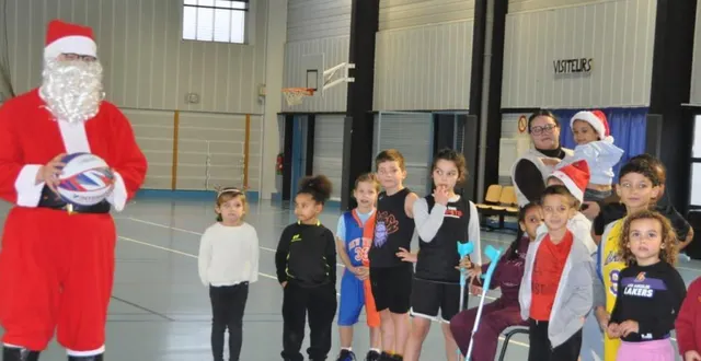 photo  le père noël est venu à la rencontre des jeunes du club.  &copy;  co 
