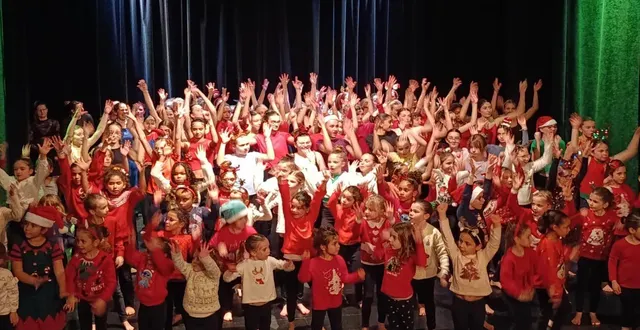 photo  les danseuses ont offert un très beau spectacle.  &copy;  le maine libre 