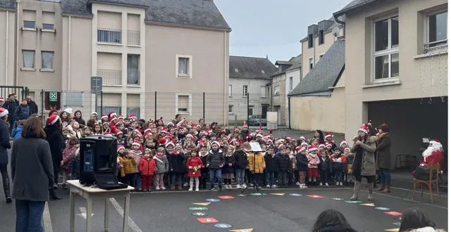 photo  les élèves de l’école de la source ont donné le coup d’envoi du marché de noël en chanson.  &copy;  co 