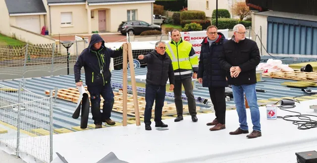 photo  l’équipe technique en compagnie des élus et de fabrice fourmond, directeur des services techniques de la ville.  &copy;  co 