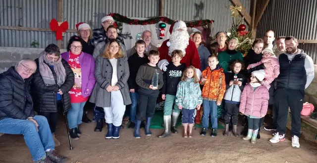 photo  photo souvenir avec le père noël pour petits et grands.  &copy;  le maine libre 