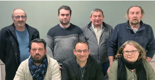 photo  le nouveau président de l’association (premier rang, au centre) entouré du bureau et de philippe chartier, le maire.  &copy;  le maine libre 