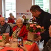 photo michel gendry remet un bouquet à marguerite appert