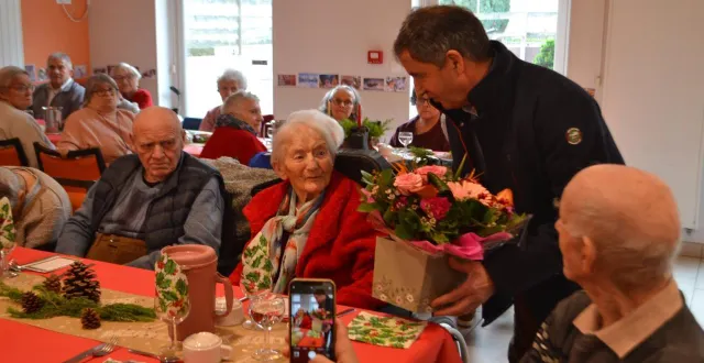 photo  michel gendry remet un bouquet à marguerite appert  &copy;  le maine libre 