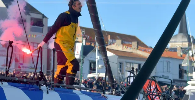 photo  fumigènes aux mains, charlie dalin célèbre sa victoire sur le vendée globe, mardi 14 janvier 2025 aux sables-d’olonne, devant une foule considérable, qui ne sait pas que le skipper de macif lutte contre un cancer.  &copy;  co - marie delage 