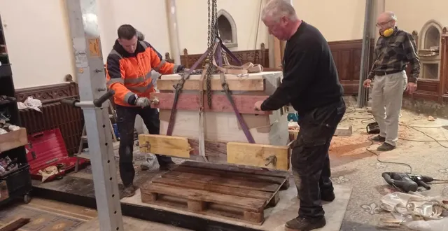 photo  des employés de l’entreprise adekma se chargent de transporter l’autel de la chapelle de la miséricorde pour l’emmener à l’église d’asnières-sur-vègre.  &copy;  ouest-france 