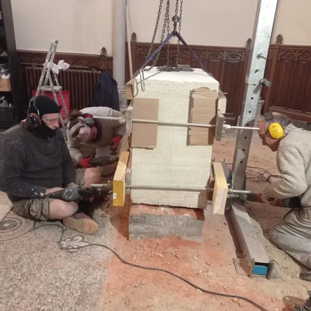 photo nicolas drouet (assis à gauche) et élise foucault s’attellent à desceller le socle de l’autel.  ©  ouest-france